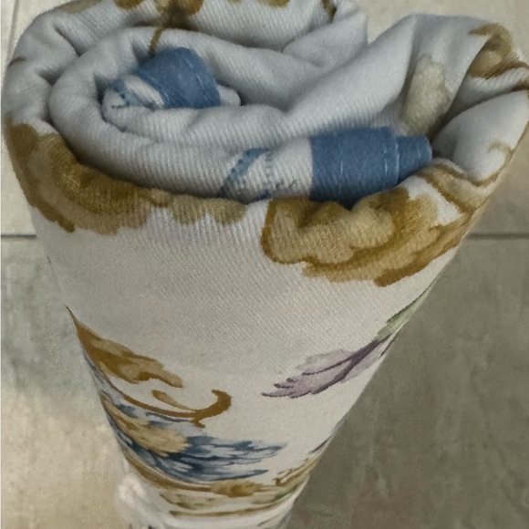 Williams Sonoma Bridgerton Table Runner - Picture 9 of 11